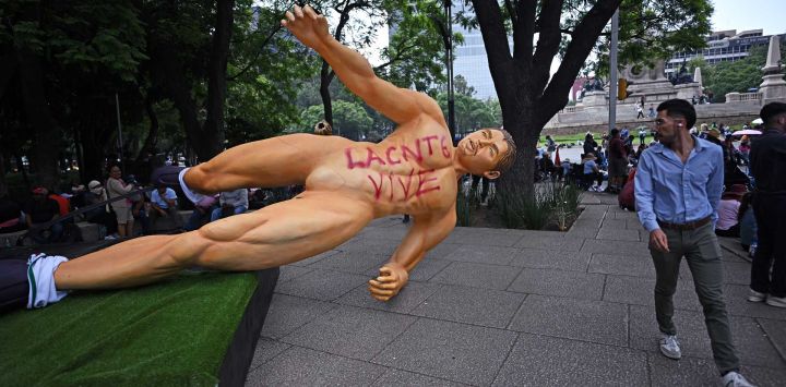 Un hombre observa una escultura gigante que alude a la Copa Mundial de la FIFA 2026, derribada durante una protesta de la Coordinación Nacional de Trabajadores de la Educación (CNTE) en la Ciudad de México. Docentes manifestantes atacaron una exposición temática sobre el torneo de fútbol de la Copa Mundial de la FIFA 2026, instalada en una famosa avenida de la Ciudad de México, en un intento por presionar por sus demandas laborales.