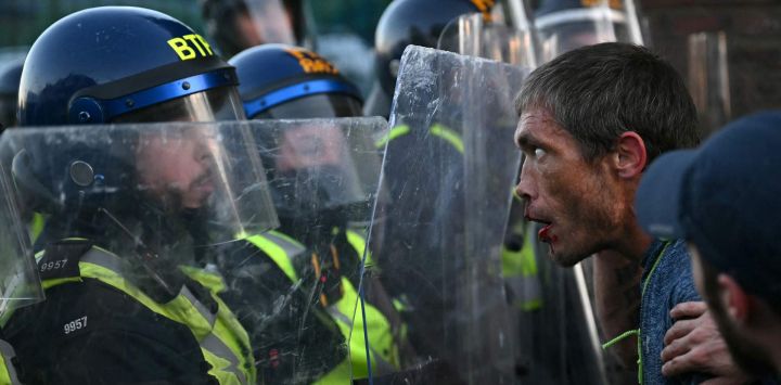Un manifestante reacciona tras patear a la policía y ser empujado al suelo cerca de la comisaría de Portswood, después de una marcha de protesta en Southampton, al sur de Inglaterra.