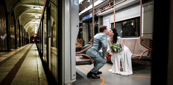 Una pareja se besa dentro de un vagón de metro durante una ceremonia nupcial en la estación Mayakovskaya de Moscú, Rusia. En los últimos años, las bodas en el metro se han convertido en una tendencia cada vez más popular en la capital, ya que el metro de Moscú ofrece a las parejas un lugar único para sus ceremonias. Una vez al mes, tras el cierre nocturno del sistema, una de sus estaciones históricas se abre para celebrar bodas.