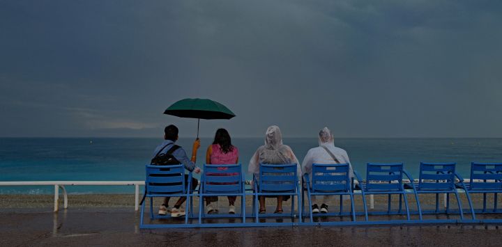 Varias personas contemplan el mar Mediterráneo en el "Promenade des Anglais" de la ciudad de Niza, en la Riviera francesa.