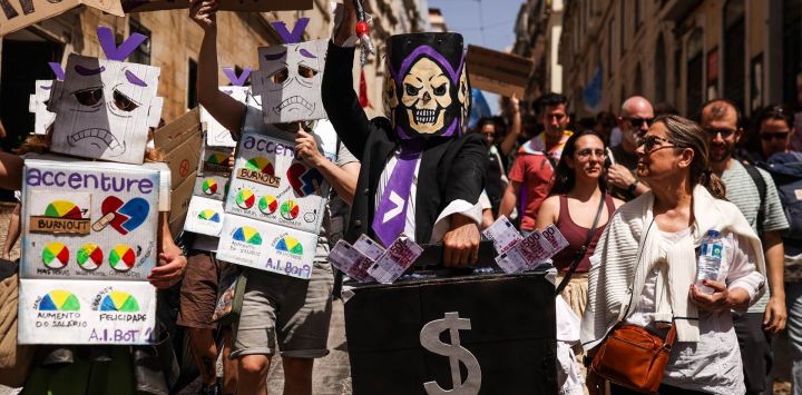 Varias personas participaron en una manifestación en Lisboa, convocada por los principales sindicatos debido a una huelga general de 24 horas en protesta por las reformas laborales propuestas. Según la Confederación General de Trabajadores de Portugal (CGTP), el paro afectó a empresas de transporte, así como a los servicios de recogida de residuos, hospitales y escuelas.