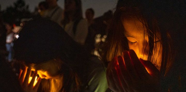 Varias personas sostienen velas electrónicas durante una vigilia en la Plaza de la Libertad de Taipéi para conmemorar el aniversario de la represión china de 1989 contra los manifestantes prodemocracia en la Plaza de Tiananmen de Pekín.