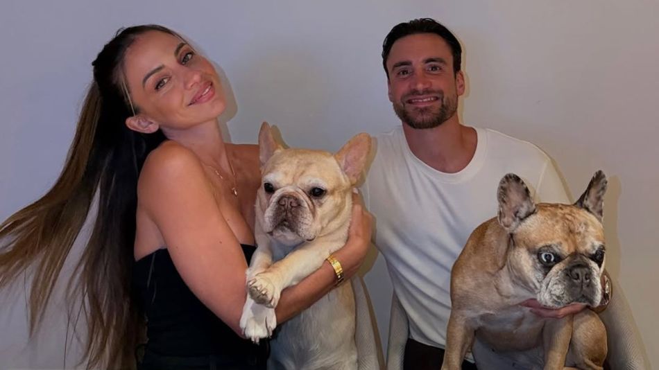Caro Calvagni y Nicolás Tagliafico junto a sus "perrihijos"
