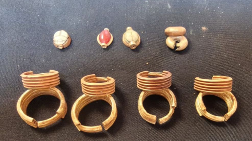 En Egipto encuentran una tumba intacta repleta de joyas 