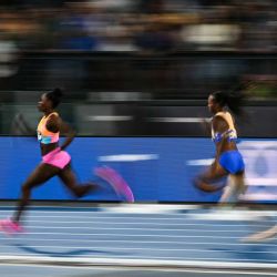 Las atletas compiten en la prueba de 400 metros vallas femeninos durante la reunión de atletismo de la Liga Diamante de la IAAF, en el Estadio Olímpico de Roma, Italia. | Foto:Andreas Solaro / AFP