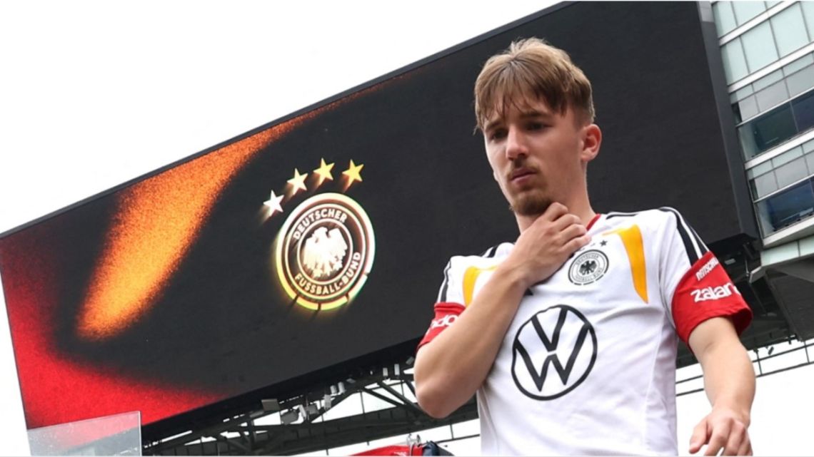 Golpe muito duro para a Alemanha: Lennart Karl, a maior promessa alemã, sofreu uma lesão grave e está de fora da Copa do Mundo