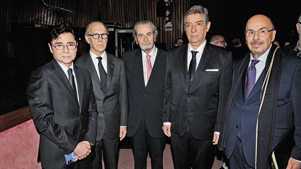 Jorge Fontevecchia con Carlos Rosenkrantz, Juan Carlos Maqueda, Horacio Rosatti y  Morales Solá, presidente de la Academia Nacional de Periodismo. | Foto:Marcelo Dubini