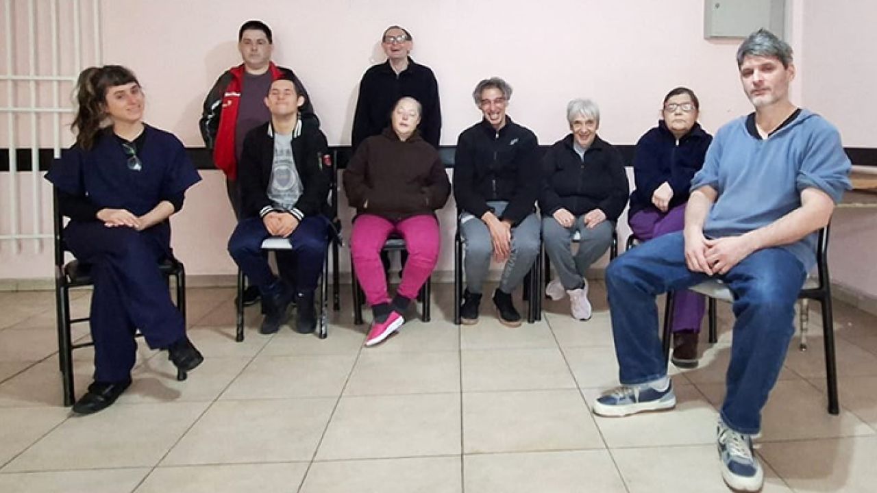 Darío Szraka, director de la compañía Pequeño Rex, impulsa desde hace ocho años un proyecto de teatro inclusivo que pone el foco en la creación artística y la potencia de la diferencia. | Foto:Cedoc