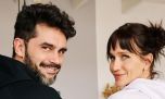 Entramos al living de Brenda Gandini y Gonzalo Heredia: rústico, funcional y con un rincón especial para su nueva mascota