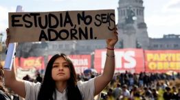 Marcha universitaria cartel Adorni