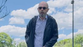 Así es la casa secreta del Indio Solari en Parque Leloir: mucha naturaleza y diseño tipo fortaleza para máxima seguridad
