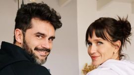 Entramos al living de Brenda Gandini y Gonzalo Heredia: rústico, funcional y con un rincón especial para su nueva mascota