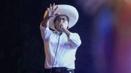 Elecciones en Perú: Sánchez celebró la victoria ante sus votantes y Fujimori pidió esperar los números oficiales