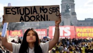 Marcha universitaria cartel Adorni