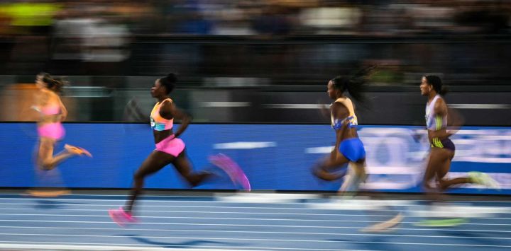 Las atletas compiten en la prueba de 400 metros vallas femeninos durante la reunión de atletismo de la Liga Diamante de la IAAF, en el Estadio Olímpico de Roma, Italia.