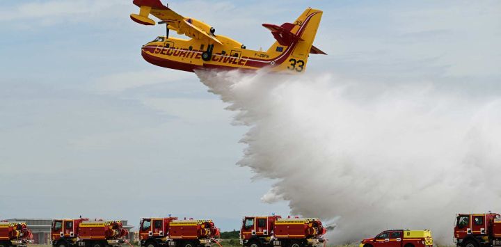 Un avión Canadair CL-415 (conocido como Pelican 33) arroja agua durante una demostración en Nimes, al sur de Francia, como parte del lanzamiento de la campaña nacional de prevención de incendios forestales.