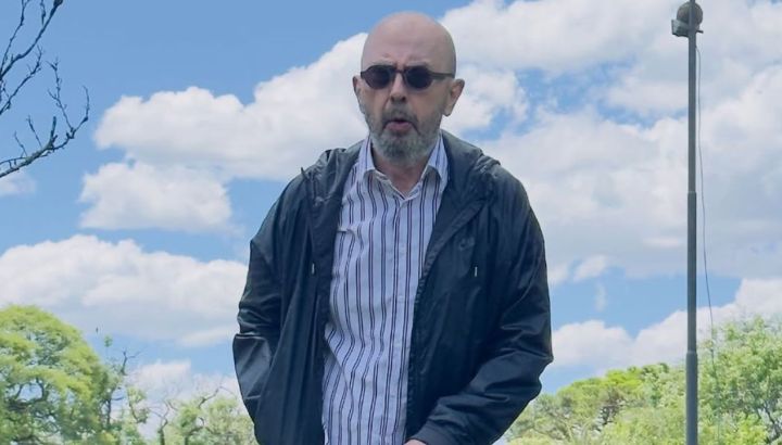 Así es la casa secreta del Indio Solari en Parque Leloir: mucha naturaleza y diseño tipo fortaleza para máxima seguridad