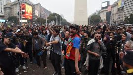 Incidentes en el Obelisco 10 detenidos y 2 policias heridos en el banderazo homenaje al Indio Solari