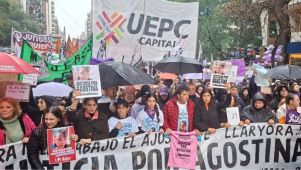 Abuelos de Agostina Vega en la marcha Ni una menos