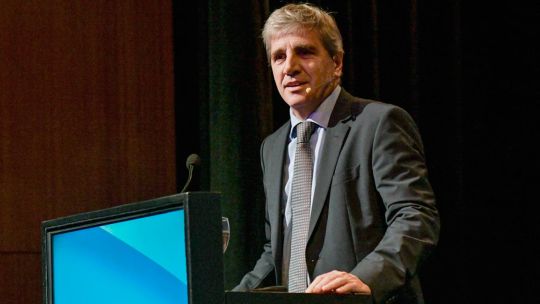 Caputo apunta contra gobernadores, en medio de la caída de indicadores clave