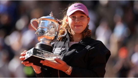 París coronó a una nueva reina: Mirra Andreeva conquistó el Roland Garros con apenas 19 años