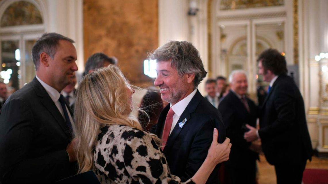 Mahiques y Lijo viajan a París para defender gestión de Milei