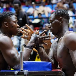 Atletas compiten en una lucha de brazos durante una competición en el Palacio de Deportes Salamatou Maiga en Bamako, Malí. | Foto:AFP