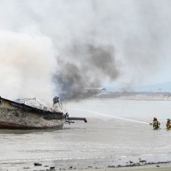 Bomberos trabajan para extinguir el incendio en una embarcación en el puerto de Manta, en la provincia de Manabí, Ecuador. Dos personas resultaron heridas y al menos 35 embarcaciones fueron destruidas por un incendio en el área de pesca artesanal de la Autoridad Portuaria de Manta, ubicada dentro del puerto ecuatoriano de Manta, en la provincia occidental de Manabí, informó la Secretaría Nacional de Gestión de Riesgos. | Foto:Xinhua/Str