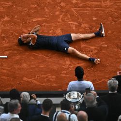 El alemán Alexander Zverev celebra tras ganar la final individual masculina del Abierto de Francia contra el italiano Flavio Cobolli en la jornada 15 del torneo, disputada en la pista Philippe-Chatrier del complejo Roland-Garros de París. | Foto:JULIEN DE ROSA / AFP