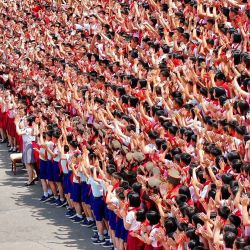 Esta fotografía, tomada y publicada por la Agencia Central de Noticias de Corea del Norte (KCNA) a través de KNS, muestra al líder norcoreano Kim Jong Un asistiendo a la celebración del 80 aniversario de la fundación de la Unión de Niños Coreanos en el Estadio Kim Il-sung en Pyongyang. | Foto:KCNA VÍA KNS / AFP