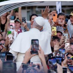 El papa León XIV saluda a la gente de camino a la Plaza de Lima de Madrid, donde dirigirá una vigilia de oración con jóvenes. El papa León XIV visita España del 6 al 12 de junio, con paradas en Madrid, Barcelona y las Islas Canarias, donde se reunirá con migrantes y organizaciones dedicadas a ayudarlos. | Foto:OSCAR DEL POZO / AFP