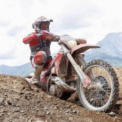 El piloto austriaco Markus Assmairider compite en su motocicleta durante el evento Red Bull Hare Scramble, que forma parte del Erzbergrodeo en Eisenerz, Austria. | Foto:ERWIN SCHERIAU / APA / AFP