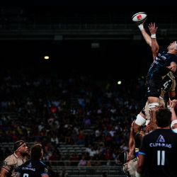 El segunda línea francés del Montpellier, Florian Verhaeghe, atrapa el la pelota tras un saque de banda durante el partido de rugby Top 14 francés entre el Lyon Olympique Universitaire Rugby y el Montpellier Herault Rugby en el estadio Gerland de Lyon, en el centro-este de Francia. | Foto:OLIVIER CHASSIGNOLE / AFP