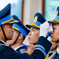 Guardias de honor vietnamitas se preparan para la ceremonia de bienvenida del primer ministro camboyano Hun Manet en la sede del gobierno en Hanói. | Foto:LUONG THAI LINH / POOL / AFP