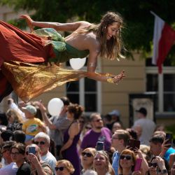 Imagen de un artista con disfraz temático participante en el quinto Desfile de las Sirenas de Varsovia, en Varsovia, Polonia. | Foto:Xinhua/Jaap Arriens