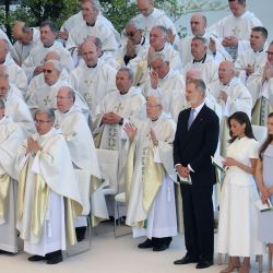 (De derecha a izquierda) La princesa Sofía, la princesa heredera Leonor, la reina Letizia y el rey Felipe VI asisten a la Santa Misa oficiada por el papa León XIV en la Plaza de Cibeles de Madrid. El papa León XIV visita España del 6 al 12 de junio, con paradas en Madrid, Barcelona y las Islas Canarias, donde se reunirá con migrantes y organizaciones dedicadas a ayudarlos. | Foto:Pierre-Philippe Marcou / AFP