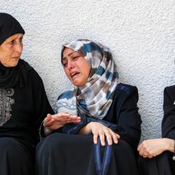 Los dolientes reaccionan durante el funeral del palestino Abdullah Qaddoum y su hija Maryam, de cinco años, quienes murieron el día anterior tras un bombardeo israelí contra el refugio Rimal para desplazados por la guerra, en el Hospital Shifa de la ciudad de Gaza. El servicio de defensa civil de Gaza informó que los ataques israelíes causaron la muerte de 10 personas, y el ejército israelí afirmó que uno de los fallecidos era un "comandante de una célula terrorista" de Hamás. Israel y Hamás se acusan mutuamente de violaciones casi diarias de la tregua destinada a detener la guerra en Gaza, que se desencadenó por el ataque de Hamás contra Israel el 7 de octubre de 2023. | Foto:OMAR AL-QATTAA / AFP
