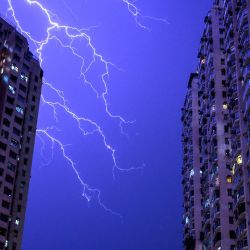 Los relámpagos iluminan el cielo sobre una zona residencial en el distrito de Tsuen Wan, en los Nuevos Territorios de Hong Kong. | Foto:Philip Fong / AFP