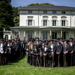 Personas disfrazadas de "El Vagabundo" posan para una fotografía junto al Manoir de Ban, la última residencia del director de cine y actor inglés Charlie Chaplin, durante un evento para celebrar el décimo aniversario del museo Chaplin's World en Corsier-sur-Vevey, al oeste de Suiza. Unas 429 personas participaron en el evento. | Foto:FABRICE COFFRINI / AFP