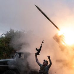 En esta fotografía distribuida y publicada por el servicio de prensa de la 93.ª Brigada Mecanizada Independiente Kholodnyi Yar de las Fuerzas Terrestres Ucranianas, un soldado ucraniano reacciona mientras un sistema de lanzamiento múltiple de misiles BM-21 'Grad' dispara contra posiciones rusas en un lugar no revelado cerca de Kostyantynivka, región de Donetsk, en medio de la invasión rusa de Ucrania. | Foto:Iryna Rybakova / 93.ª Brigada Mecanizada Independiente Kholodnyi Yar / AFP