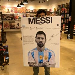 Un vendedor posa con una pancarta del delantero argentino Lionel Messi en una tienda cerca del Compass Minerals PerformanceCenter, el centro de entrenamiento de la selección argentina de fútbol, en Kansas City, Missouri. Kansas será sede de seis partidos de fútbol durante la Copa Mundial de la FIFA 2026. | Foto:JUAN MABROMATA / AFP