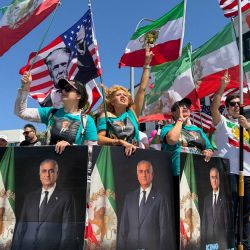Varias personas ondean banderas estadounidenses e iraníes prerrevolucionarias mientras protestan contra el régimen iraní frente al Estadio de Los Ángeles (anteriormente conocido como Estadio SoFi) en Inglewood, California, antes del inicio de la Copa Mundial de la FIFA 2026. Irán tiene previsto debutar en el Grupo G contra Nueva Zelanda en Los Ángeles el 15 de junio, antes de enfrentarse a Bélgica en la misma ciudad y posteriormente a Egipto en Seattle. | Foto:Sarah Lai / AFP