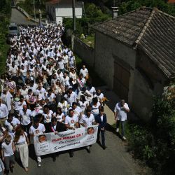 Varias personas participaron en una marcha silenciosa en homenaje a Lyhanna, una niña de 11 años hallada muerta tras haber sido reportada como desaparecida desde el 29 de mayo de 2026 en Fleurance, al suroeste de Francia. La indignación estalló en Francia tras revelarse que el principal sospechoso, Jerome B., un hombre de 41 años y padre de dos hijos, había sido acusado repetidamente de abusar sexualmente de menores, pero no se tomaron medidas para proteger a otras víctimas. La inscripción en las camisetas decía: "¡Nunca más!". | Foto:LIONEL BONAVENTURE / AFP