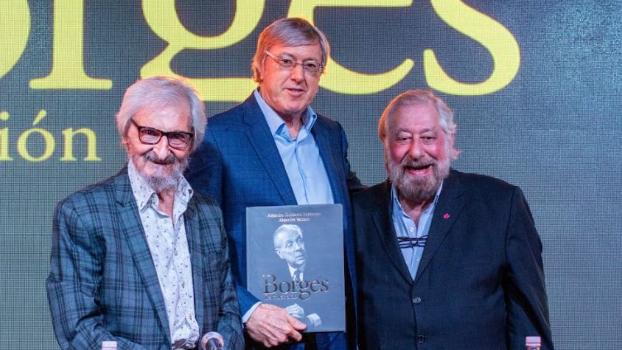 Alejandro Roemmers y Alejandro Vaccaro presentaron junto a Roberto Alifano “Borges. La colección”. Un libro de colección que incluye más de 30 mil manuscritos y documentos inéditos. | Foto:Cedoc