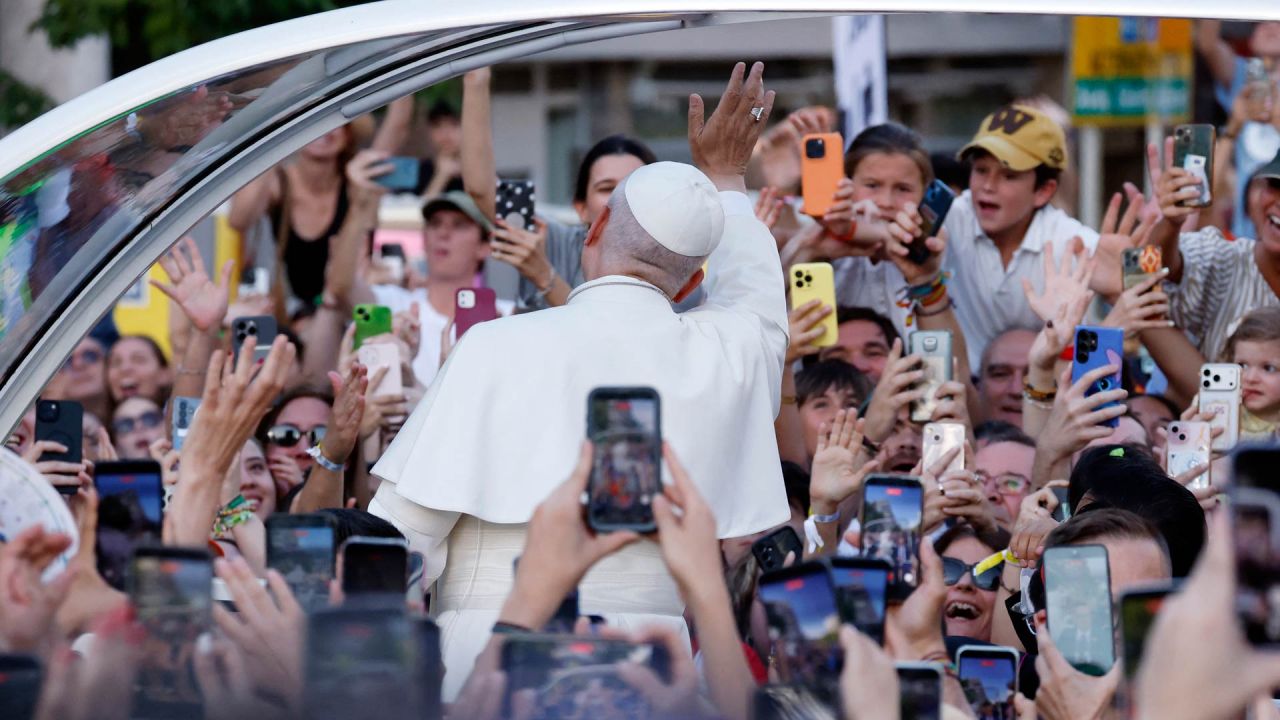 El papa León XIV saluda a la gente de camino a la Plaza de Lima de Madrid, donde dirigirá una vigilia de oración con jóvenes. El papa León XIV visita España del 6 al 12 de junio, con paradas en Madrid, Barcelona y las Islas Canarias, donde se reunirá con migrantes y organizaciones dedicadas a ayudarlos. | Foto:OSCAR DEL POZO / AFP