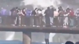 Video: un turista saltó a las Cataratas del Iguazú para recuperar un celular