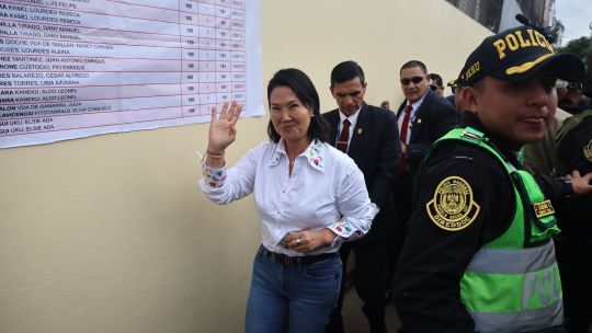 Fujimori toma ligera ventaja en reñida segunda vuelta en Per