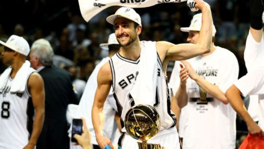 Manu Ginóbili atendió un supermercado por una donación millonaria