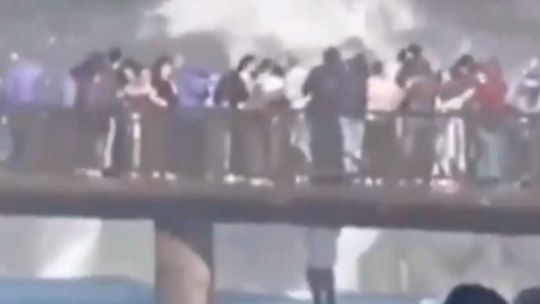 Video: un turista saltó a las Cataratas del Iguazú para recu