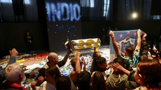 Argentina lloró toda la noche: la despedida al Indio Solari no se detuvo y puede continuar hasta el martes